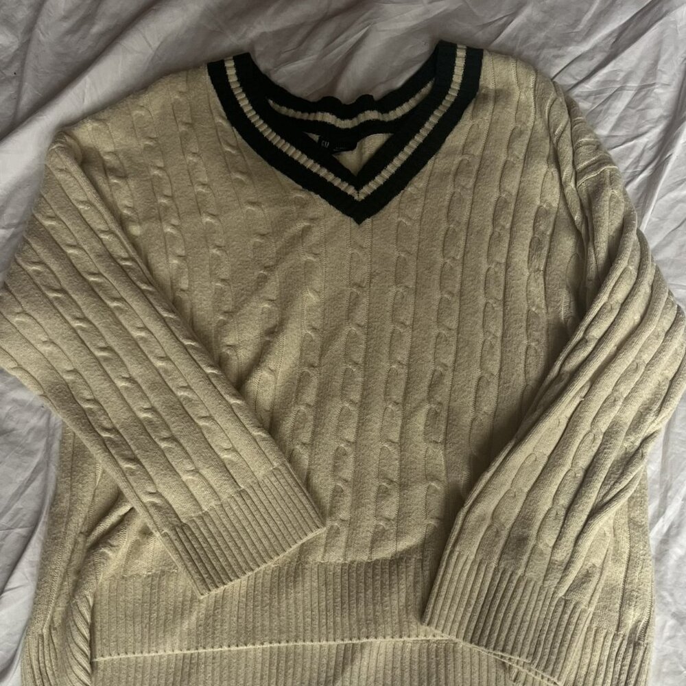 GAP v neck sweater